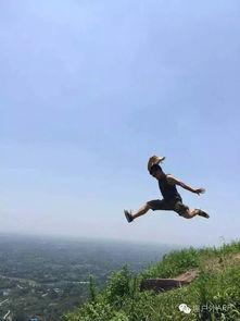 她行走于黑暗中,探寻未知之旅